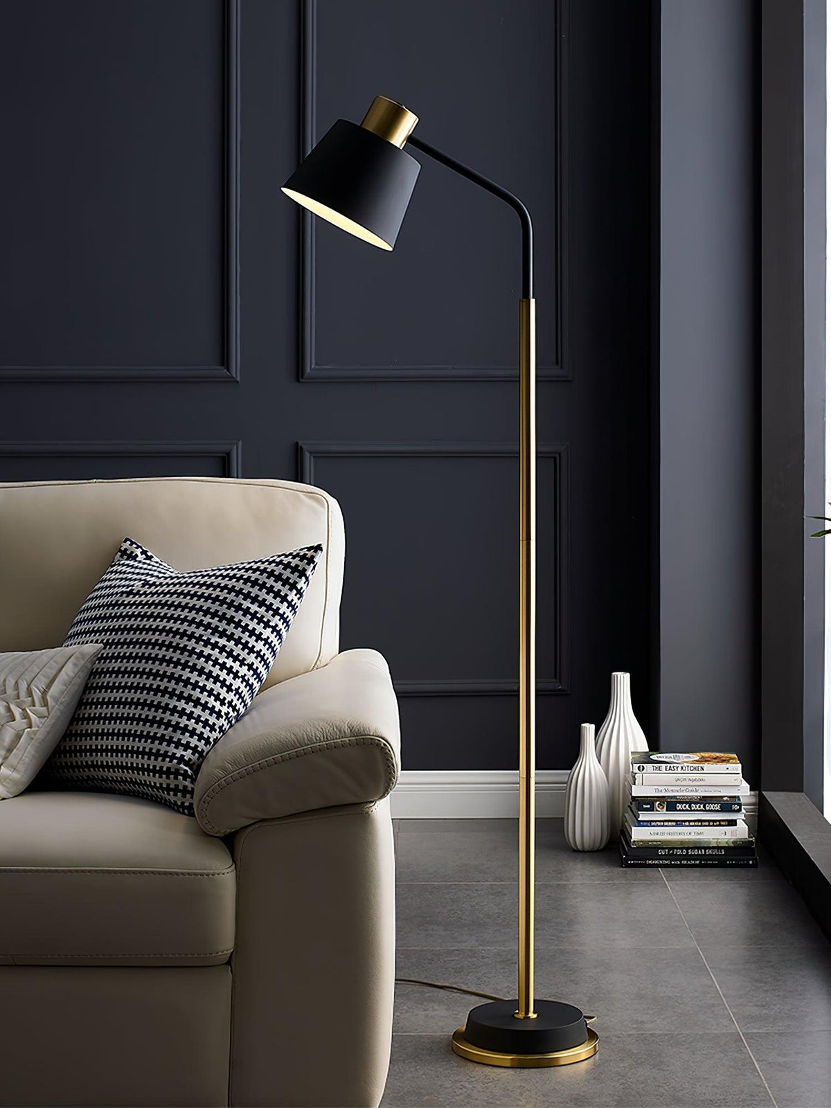 Xildas minimalistisk gulvlampe i sort og guld