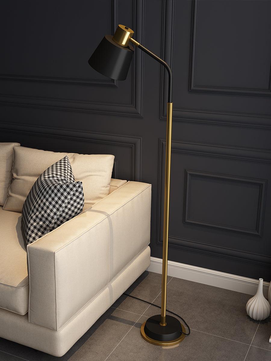 Xildas minimalistisk gulvlampe i sort og guld