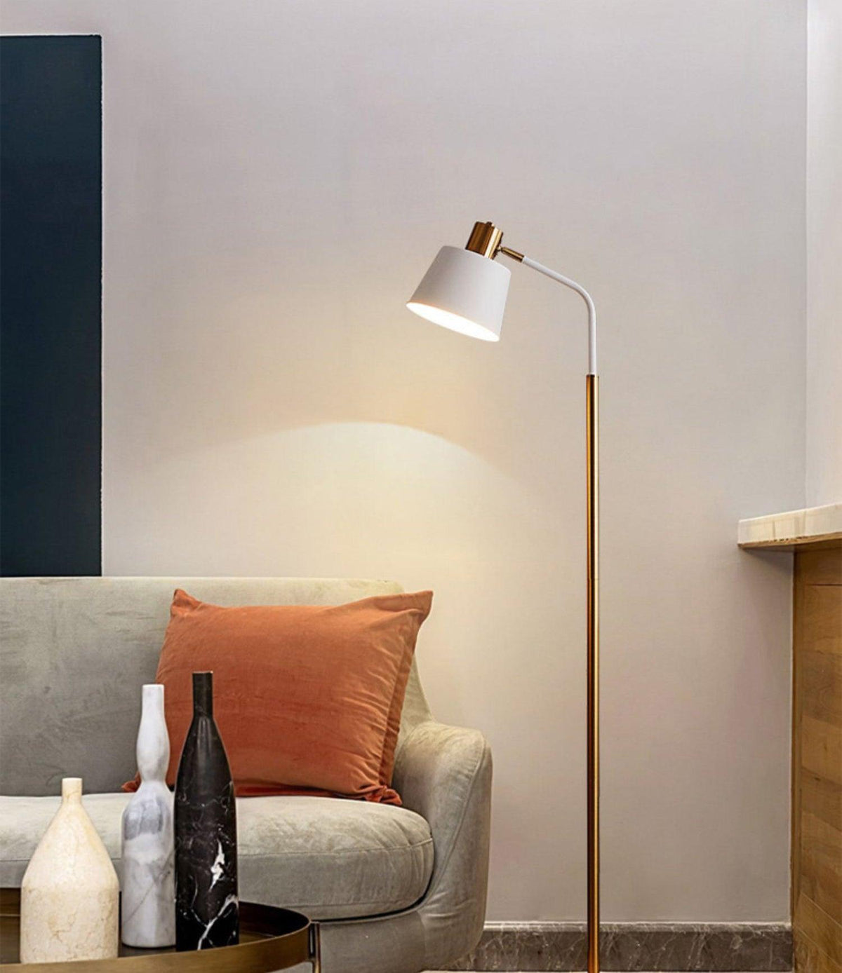 Xildas minimalistisk gulvlampe i sort og guld