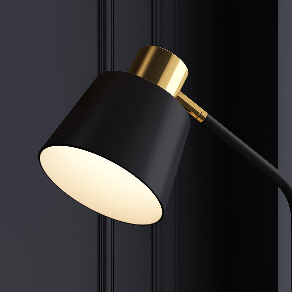Xildas minimalistisk gulvlampe i sort og guld
