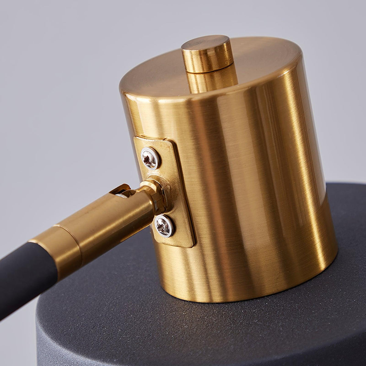 Xildas minimalistisk gulvlampe i sort og guld
