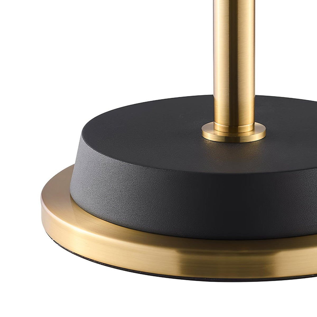 Xildas minimalistisk gulvlampe i sort og guld