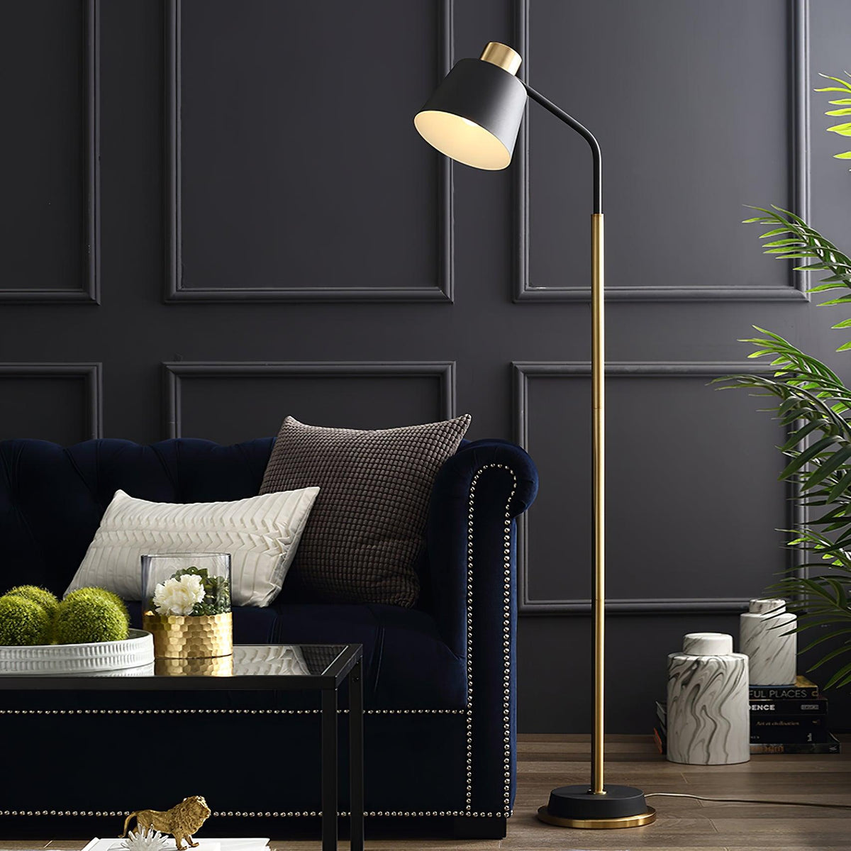Xildas minimalistisk gulvlampe i sort og guld