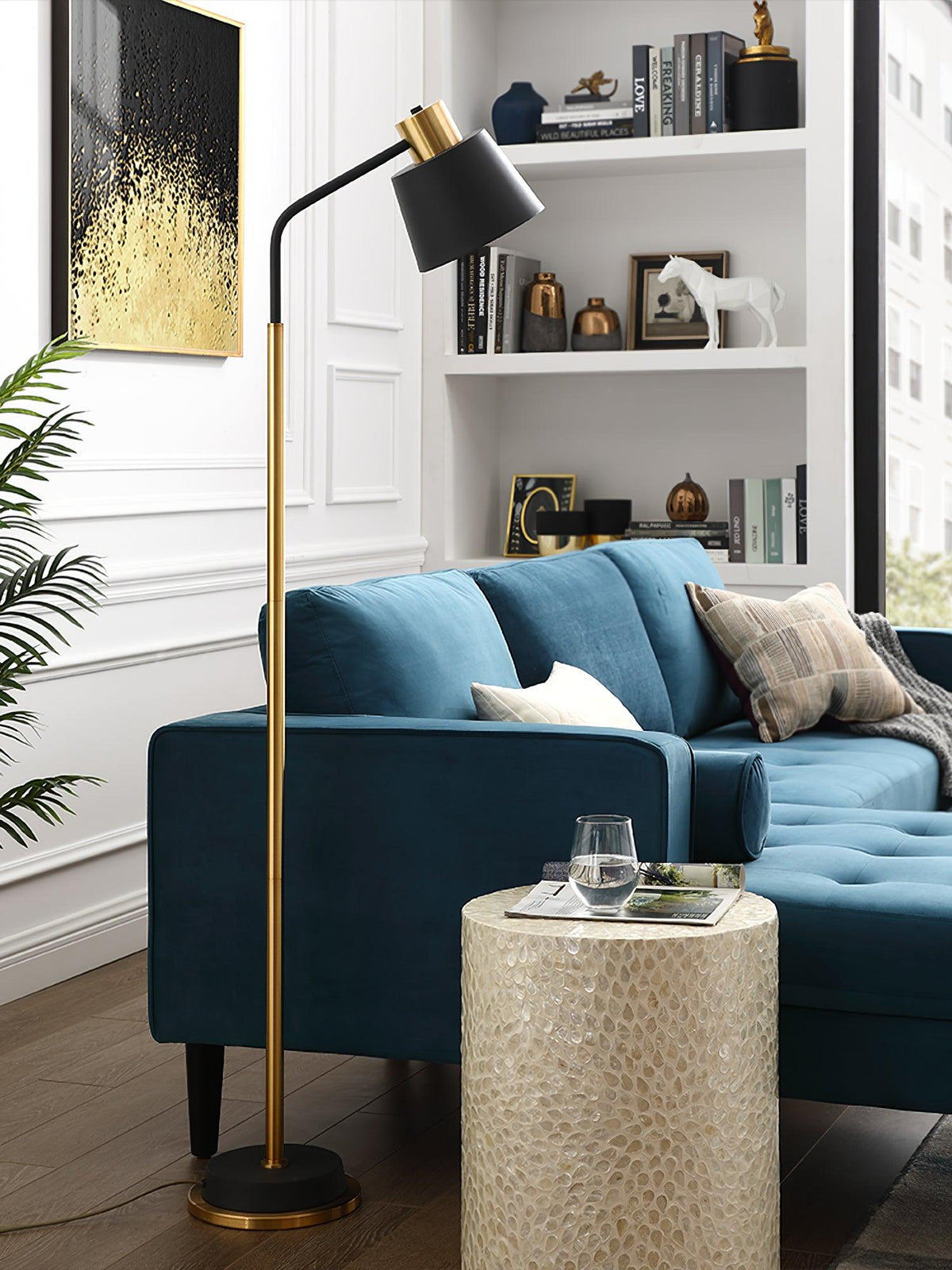 Xildas minimalistisk gulvlampe i sort og guld