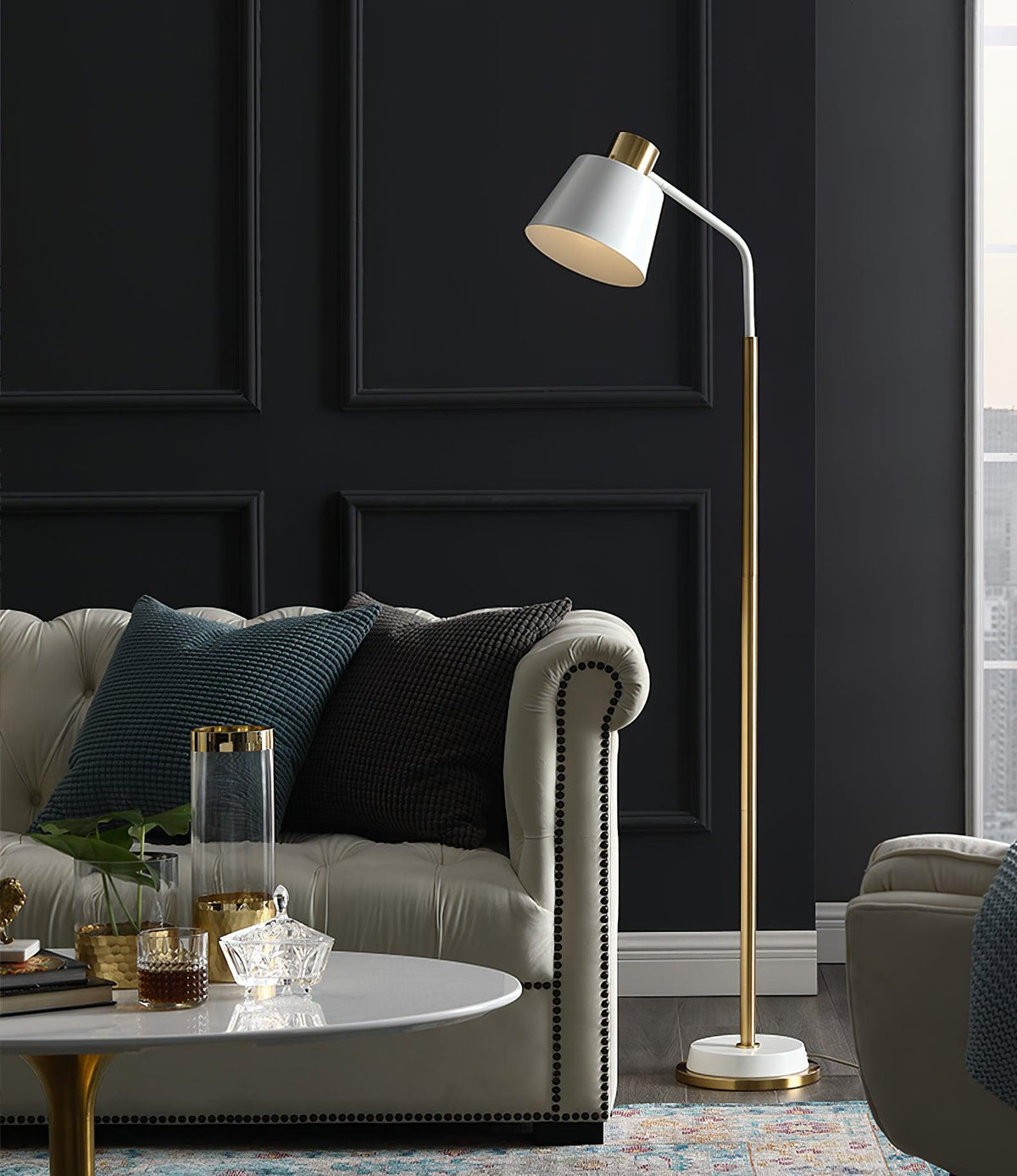Xildas minimalistisk gulvlampe i sort og guld