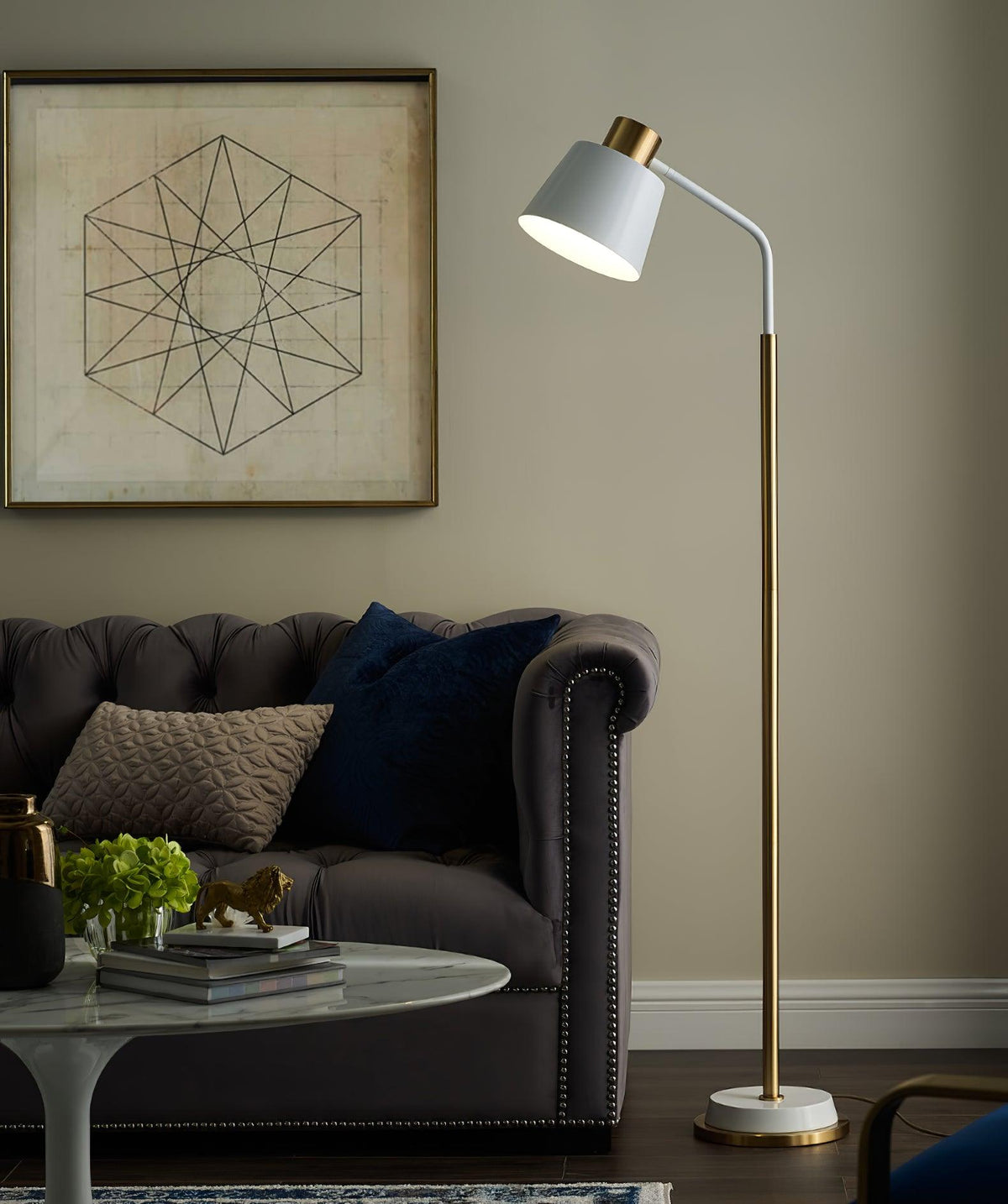 Xildas minimalistisk gulvlampe i sort og guld