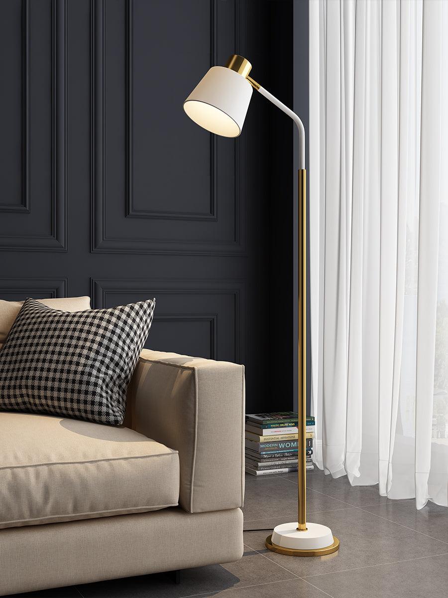 Xildas minimalistisk gulvlampe i sort og guld