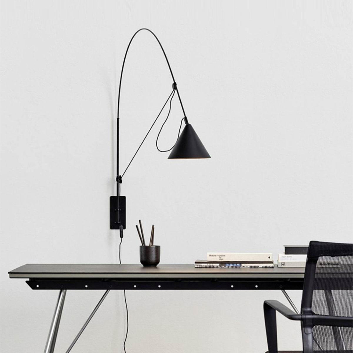 Candeeiro de parede minimalista com arco e cone Noraette