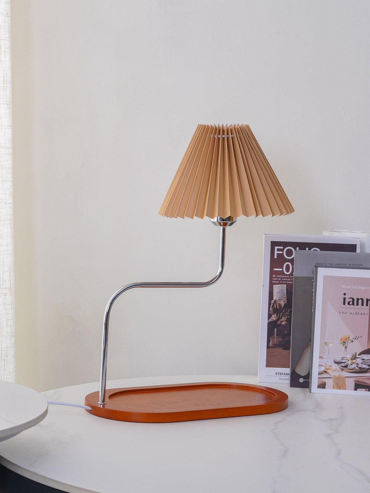 Candeeiro de mesa artístico de madeira e tecido Ornelle
