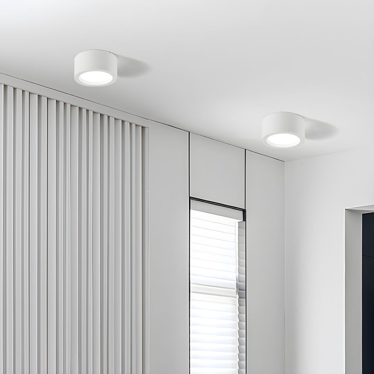 Usorel moderni minimalistinen pintakattovalaisin