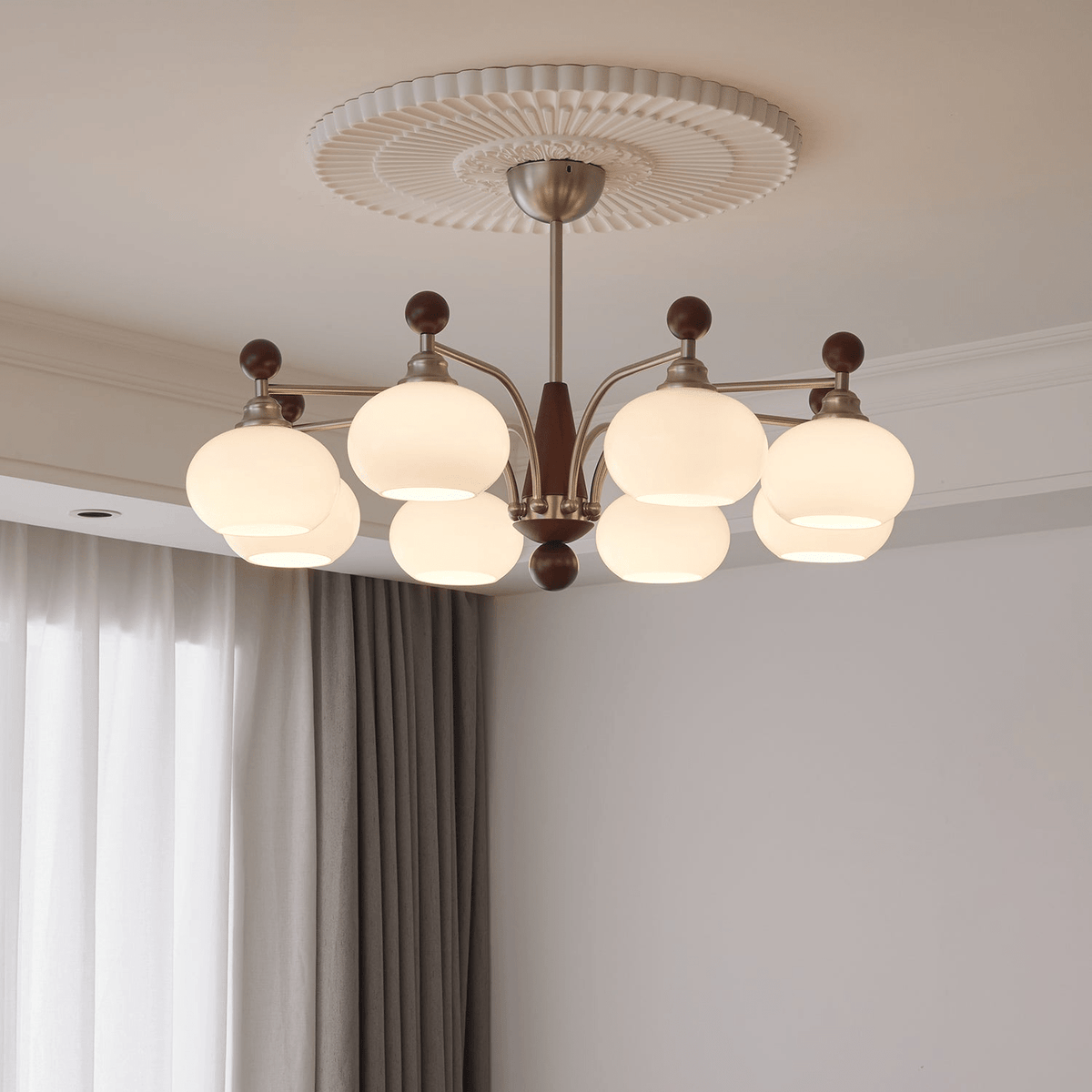 Ivloria traditionel elegant orbitformet lysekrone i træ og glas