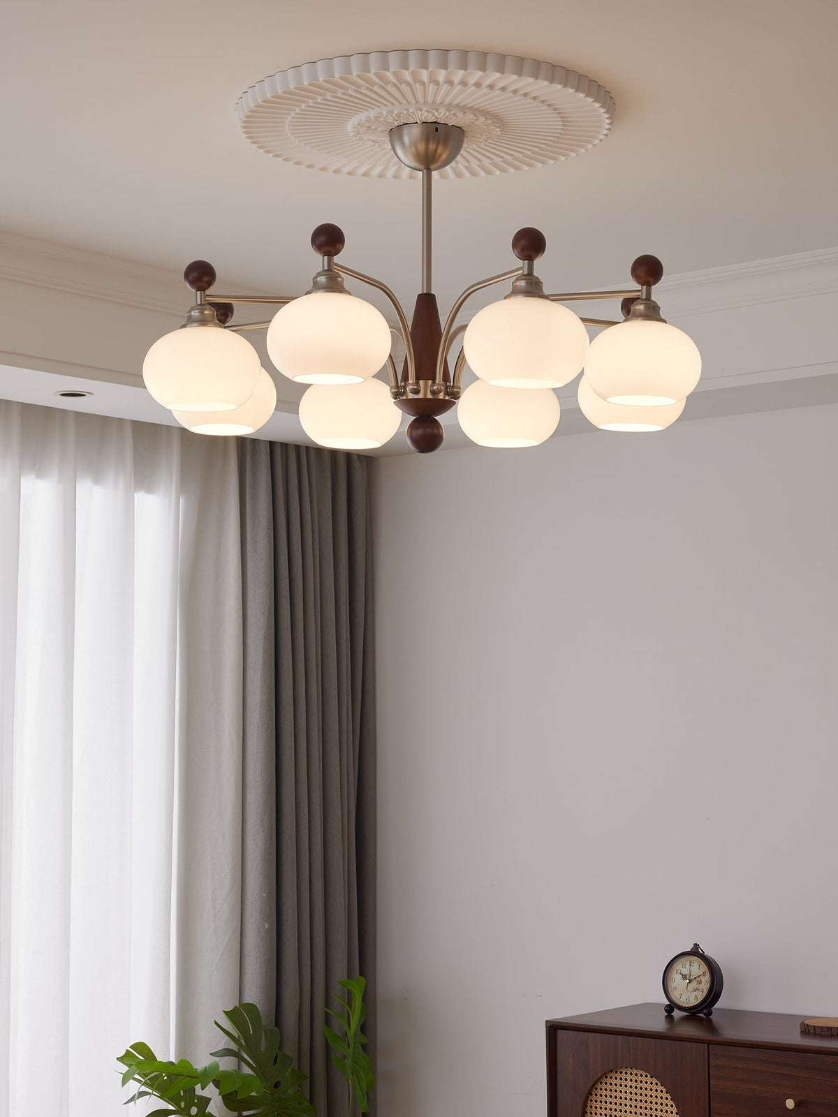 Ivloria traditionel elegant orbitformet lysekrone i træ og glas