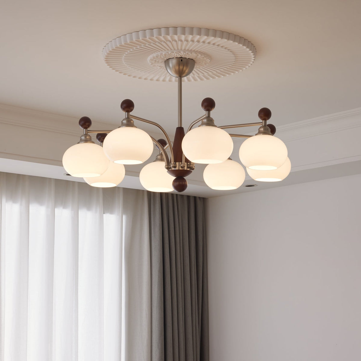 Ivloria traditionel elegant orbitformet lysekrone i træ og glas