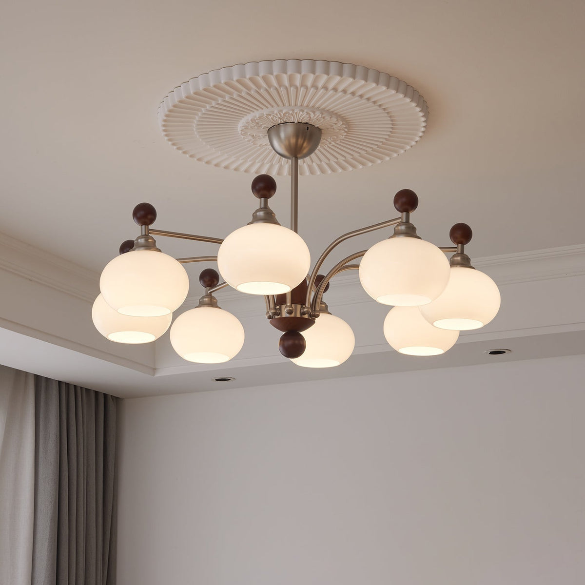 Ivloria traditionel elegant orbitformet lysekrone i træ og glas