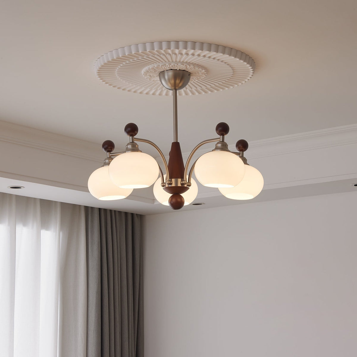 Ivloria traditionel elegant orbitformet lysekrone i træ og glas