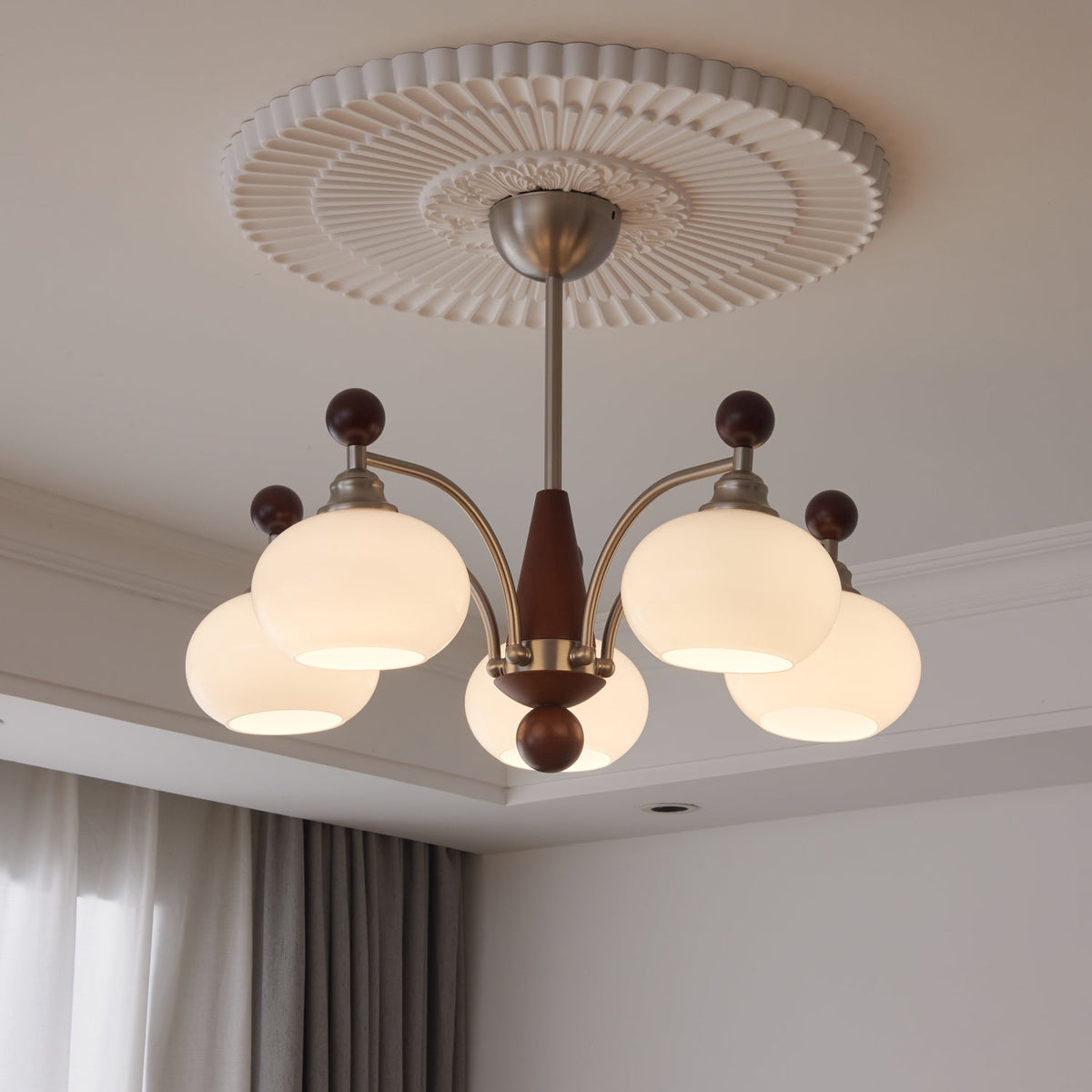 Ivloria traditionel elegant orbitformet lysekrone i træ og glas