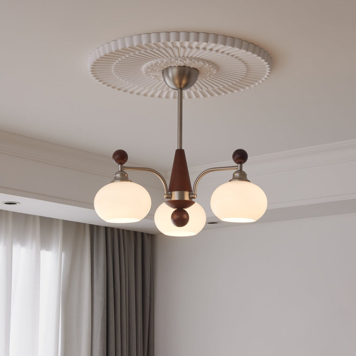 Ivloria traditionel elegant orbitformet lysekrone i træ og glas