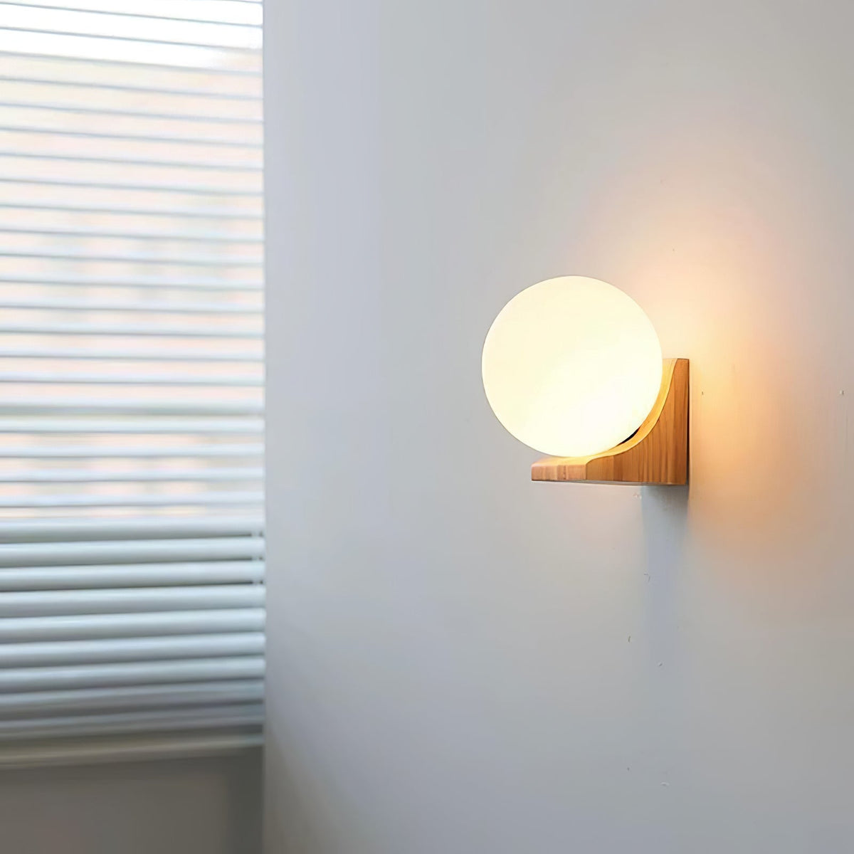 Candeeiro de parede moderno minimalista em madeira e vidro com esfera Icarara