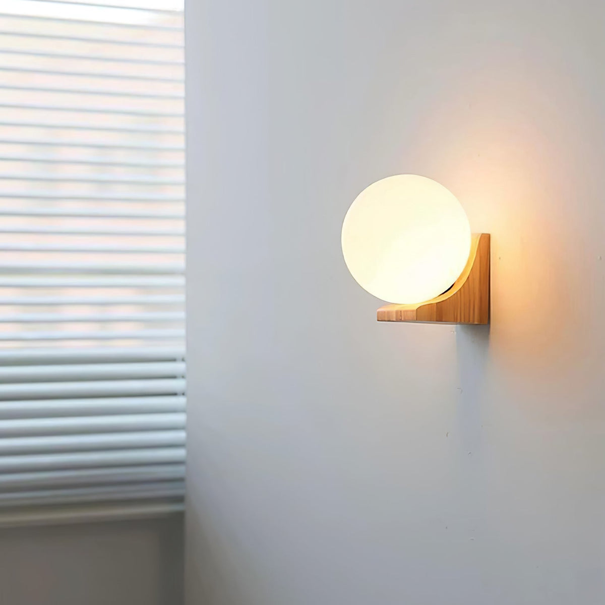 Candeeiro de parede moderno minimalista em madeira e vidro com esfera Icarara
