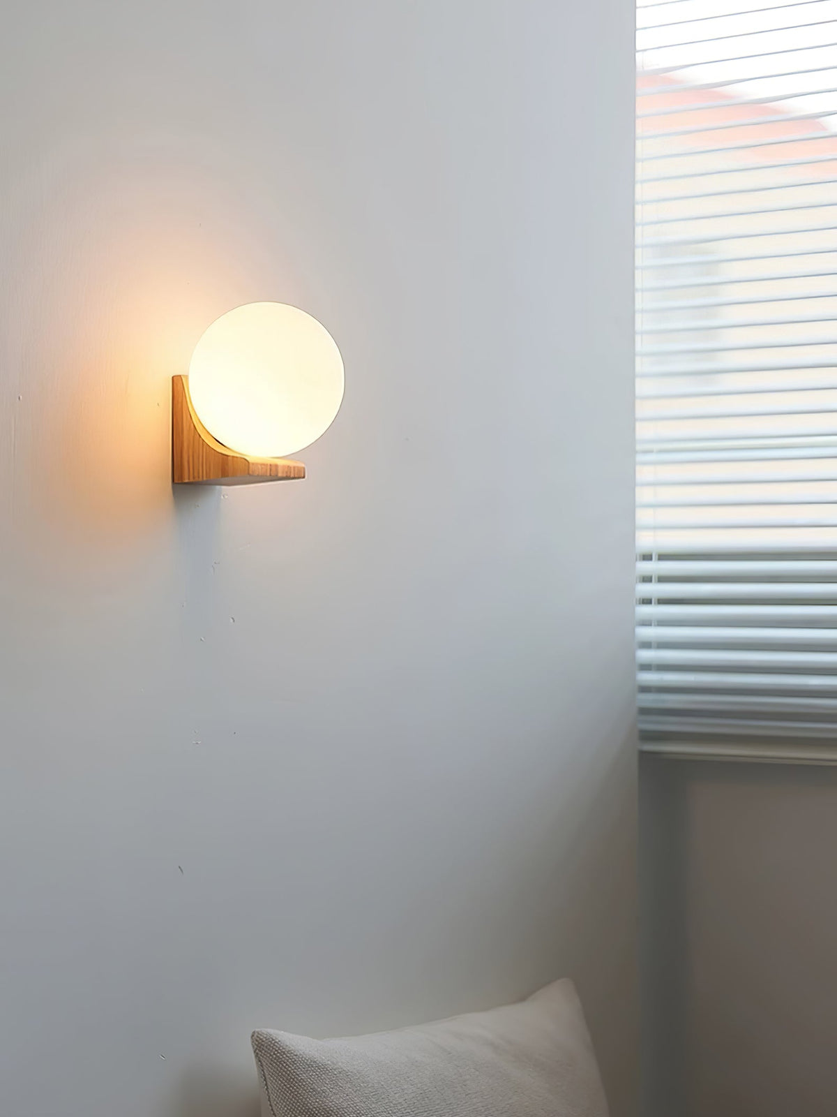 Candeeiro de parede moderno minimalista em madeira e vidro com esfera Icarara