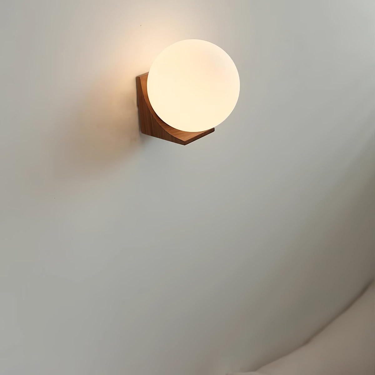 Candeeiro de parede moderno minimalista em madeira e vidro com esfera Icarara