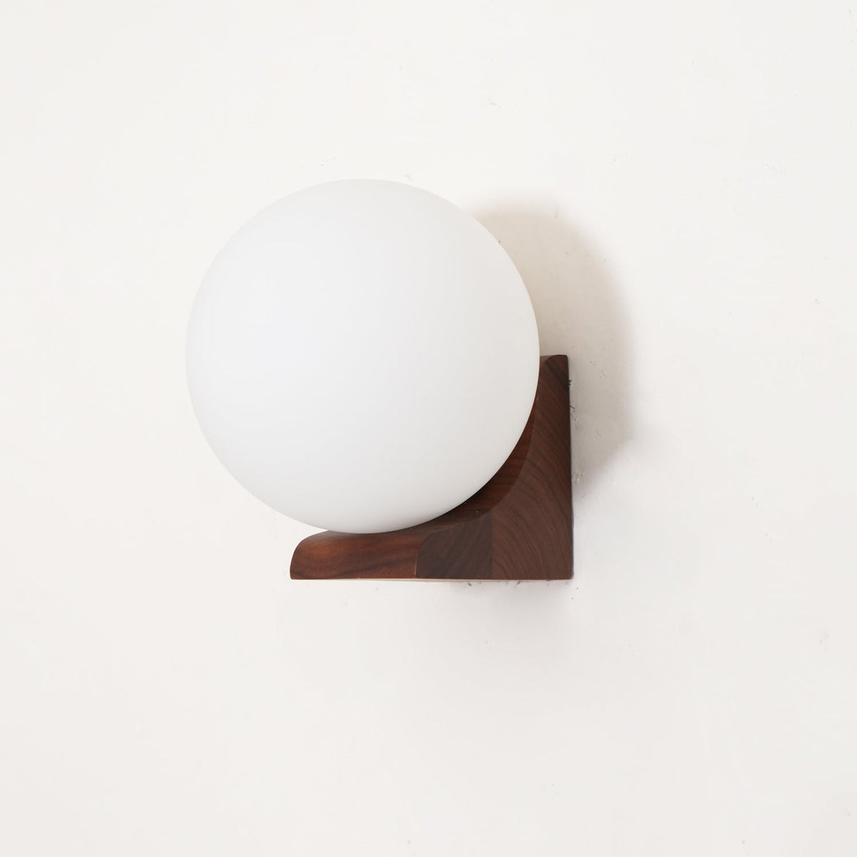 Candeeiro de parede moderno minimalista em madeira e vidro com esfera Icarara