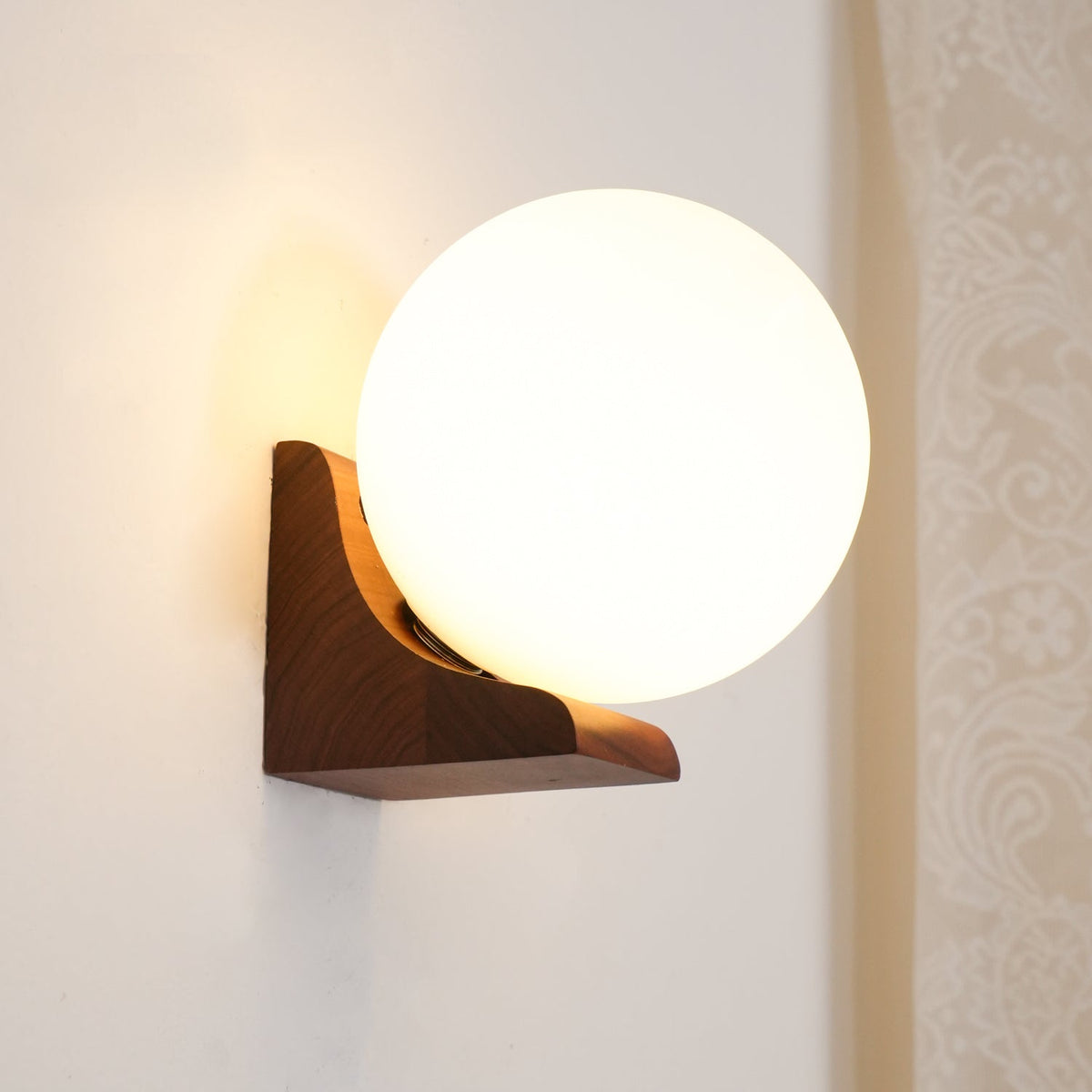 Candeeiro de parede moderno minimalista em madeira e vidro com esfera Icarara