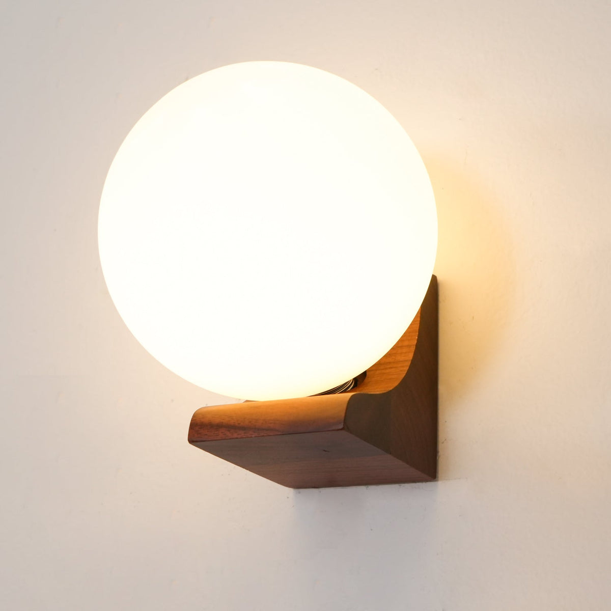 Candeeiro de parede moderno minimalista em madeira e vidro com esfera Icarara