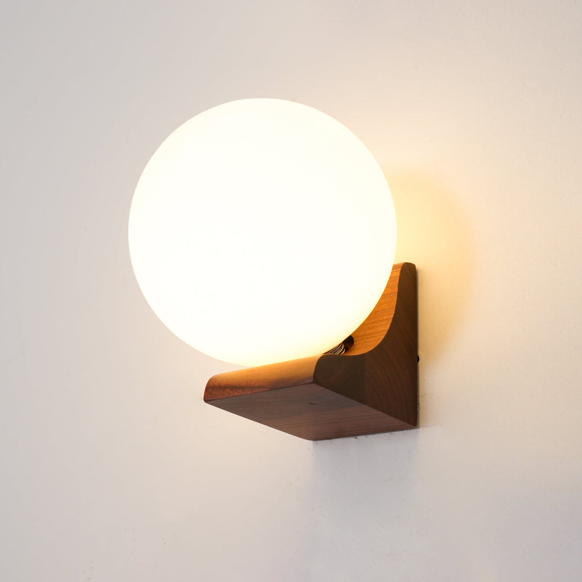 Candeeiro de parede moderno minimalista em madeira e vidro com esfera Icarara