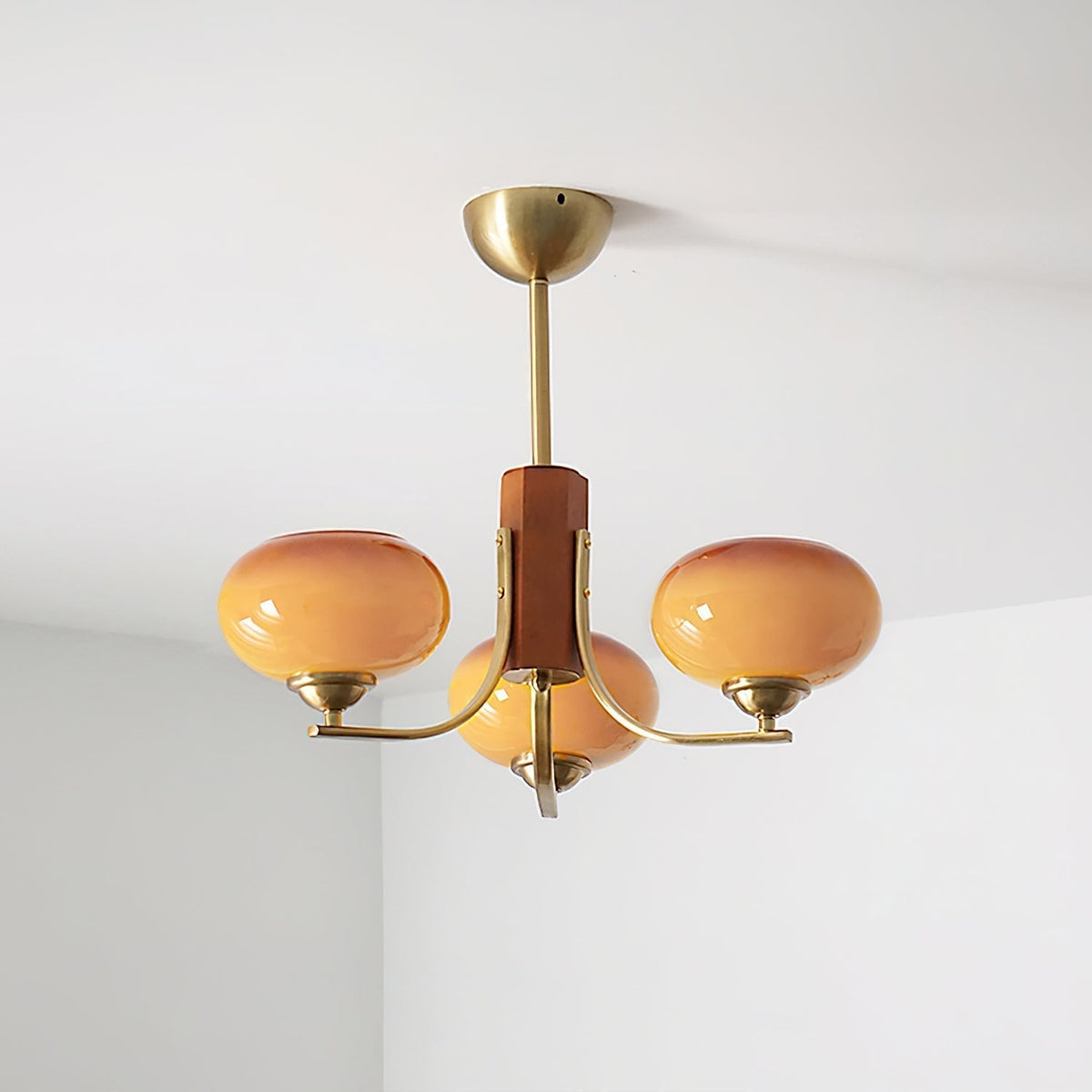 Candelabro com 6 luzes e globos de vidro âmbar Vira