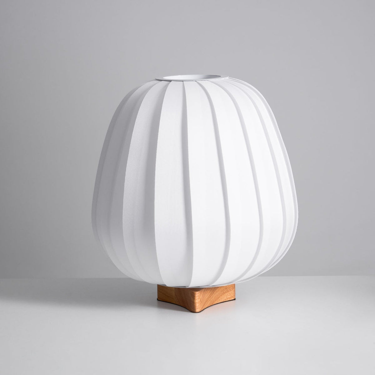 Candeeiro de mesa Elenor minimalista em tecido