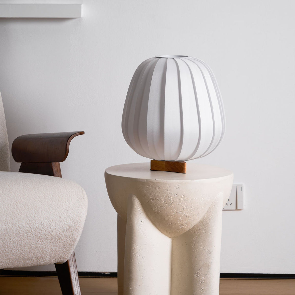 Candeeiro de mesa Elenor minimalista em tecido