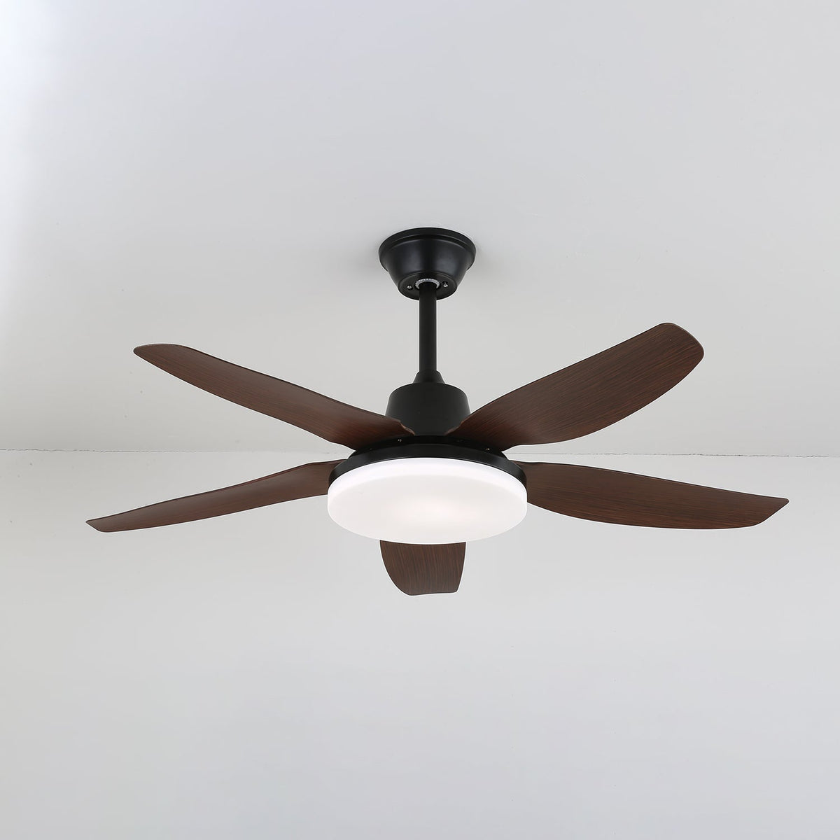 Ventoinha de teto Luvo moderna de madeira com luz