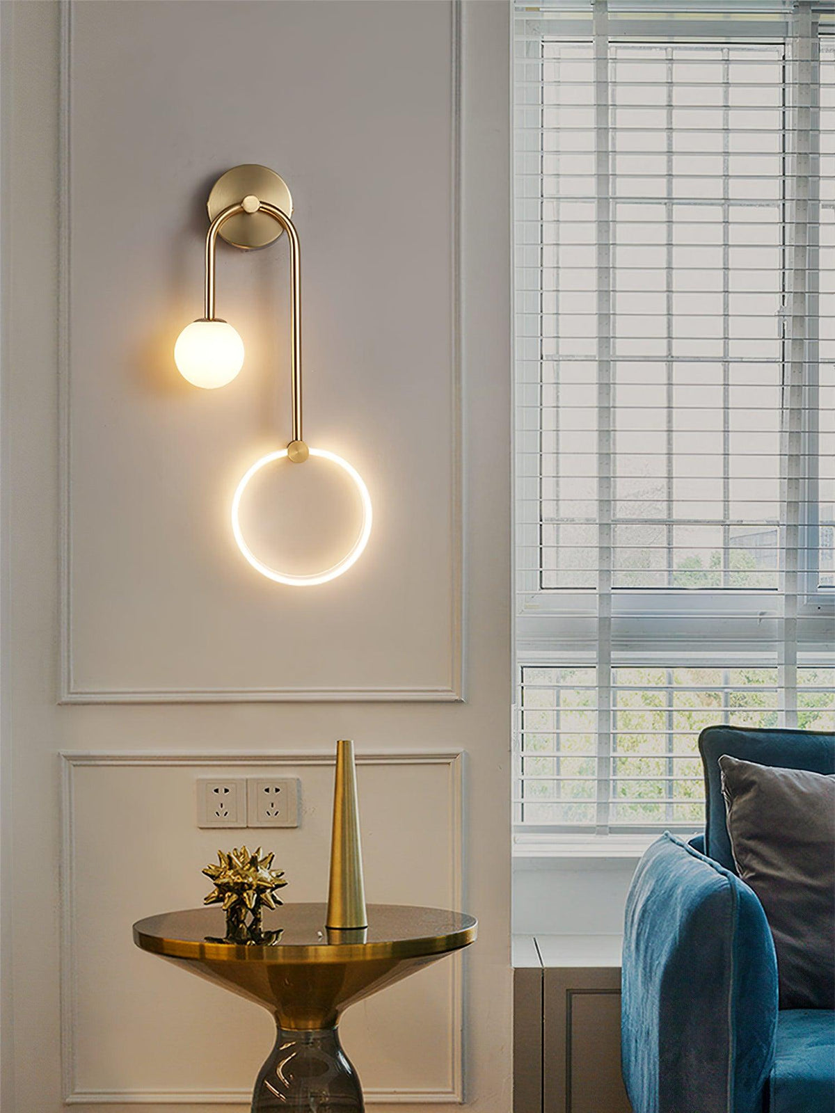 Aplique de parede Warren moderno e minimalista em latão com LED
