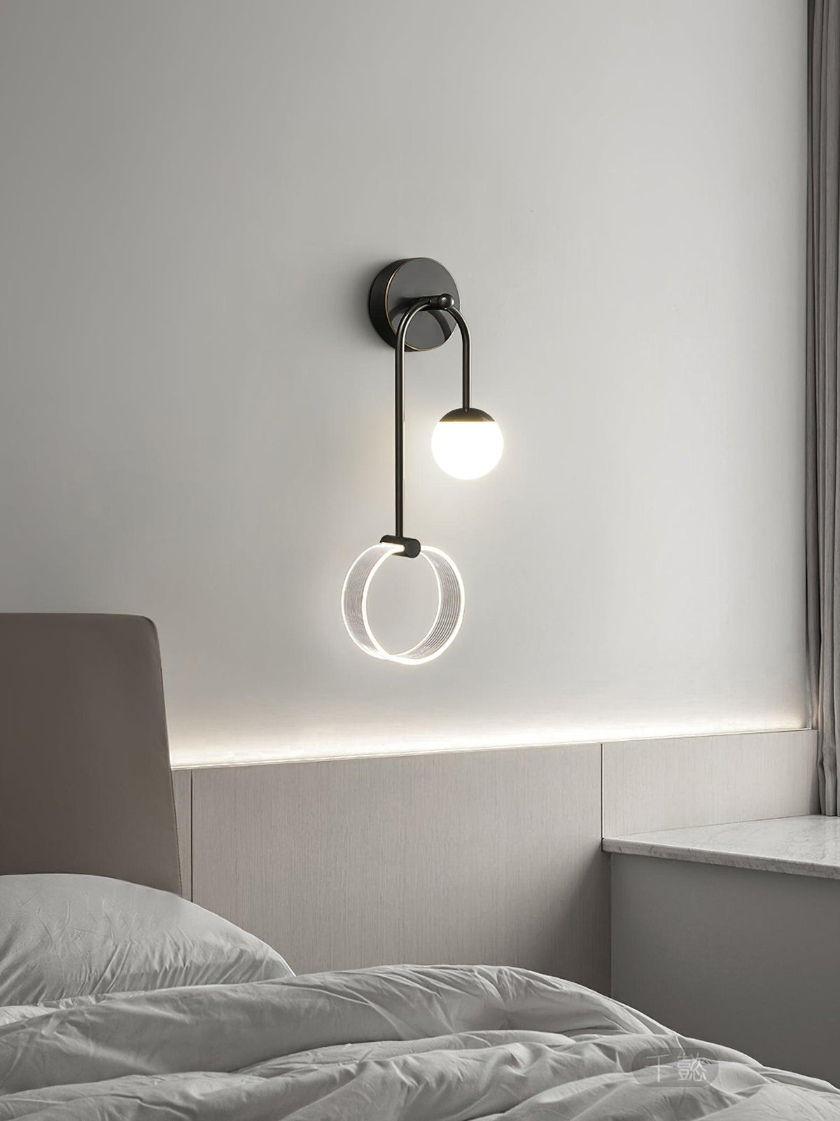 Aplique de parede Warren moderno e minimalista em latão com LED