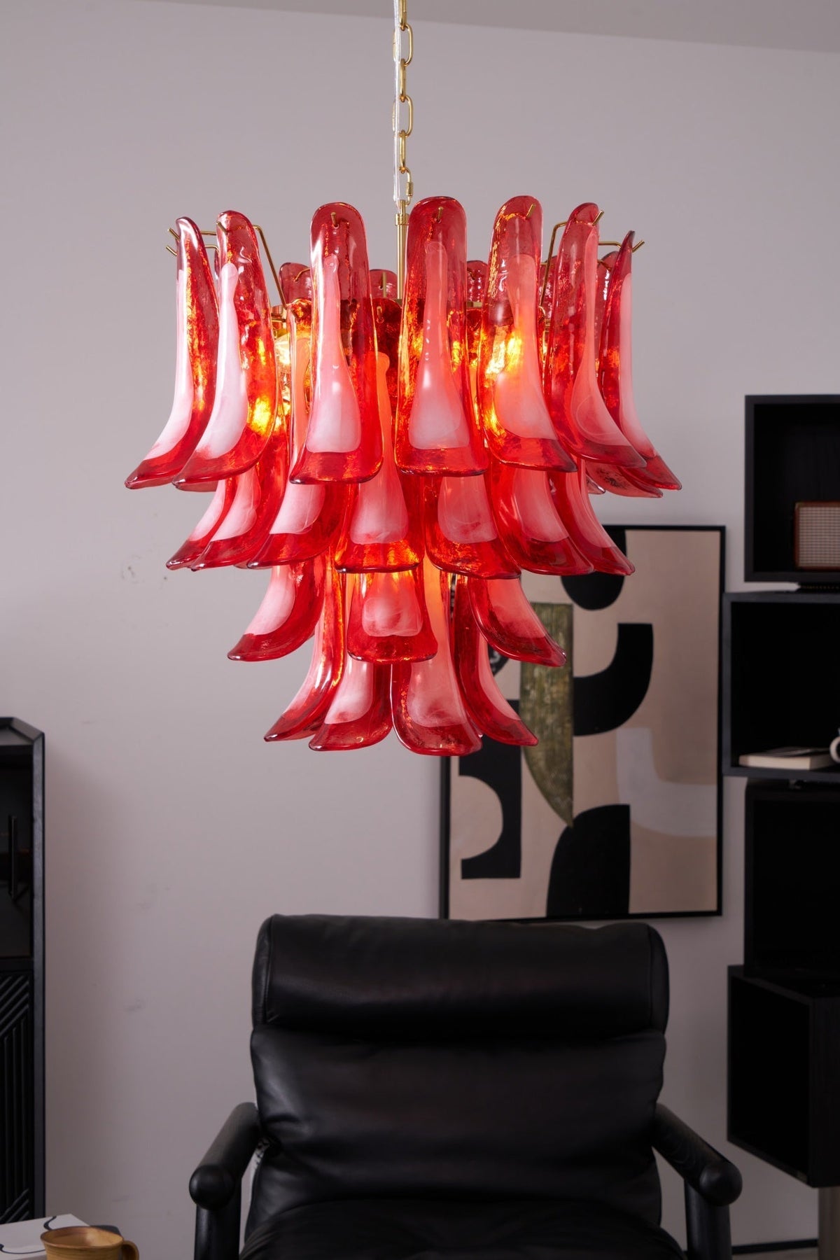 Lustre artístico em vidro de pétalas vermelhas dispostas em camadas Celarine