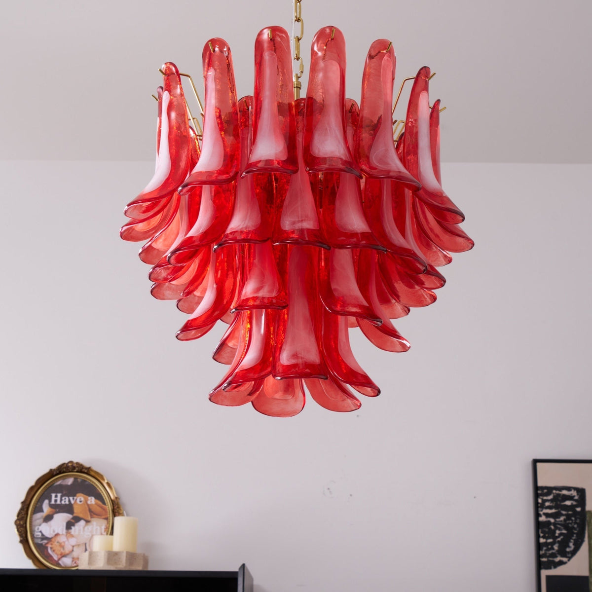 Lustre artístico em vidro de pétalas vermelhas dispostas em camadas Celarine