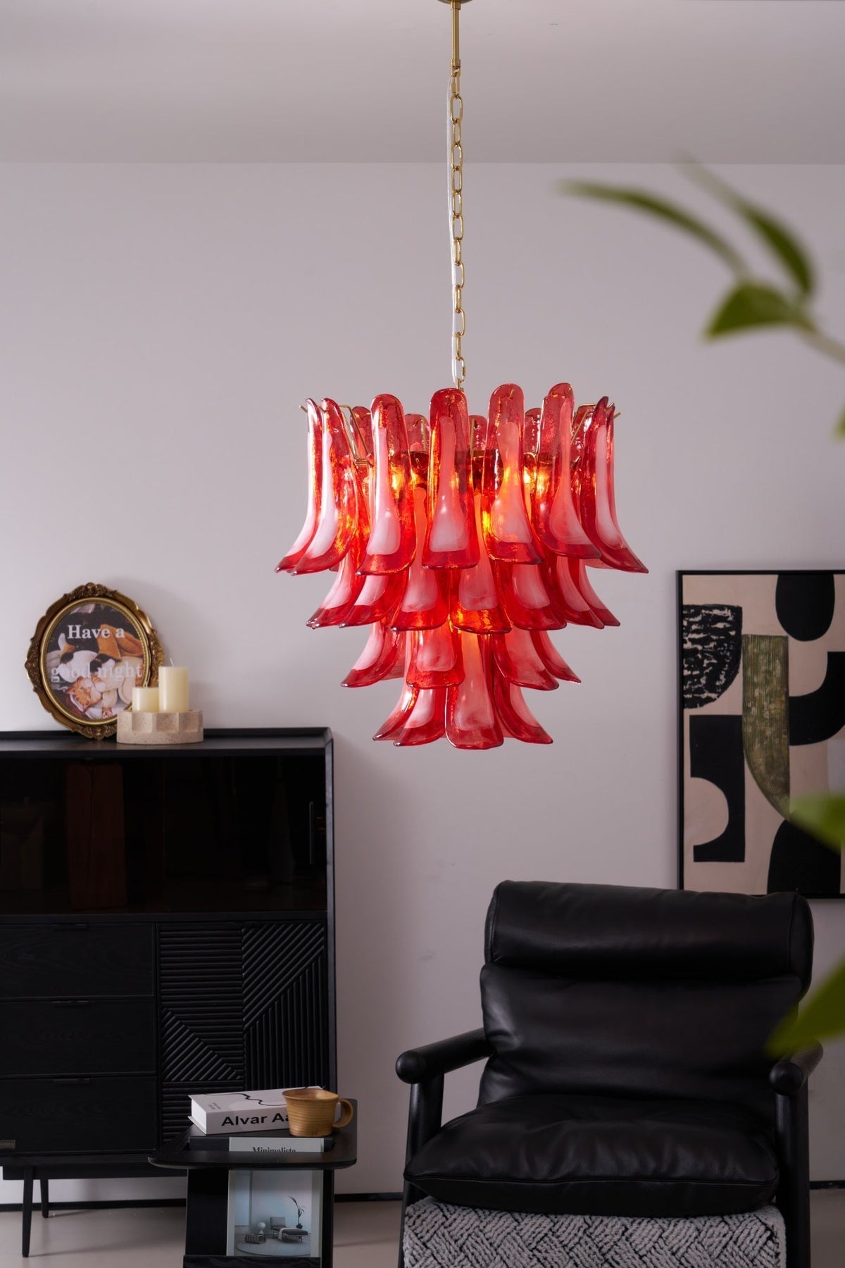 Lustre artístico em vidro de pétalas vermelhas dispostas em camadas Celarine