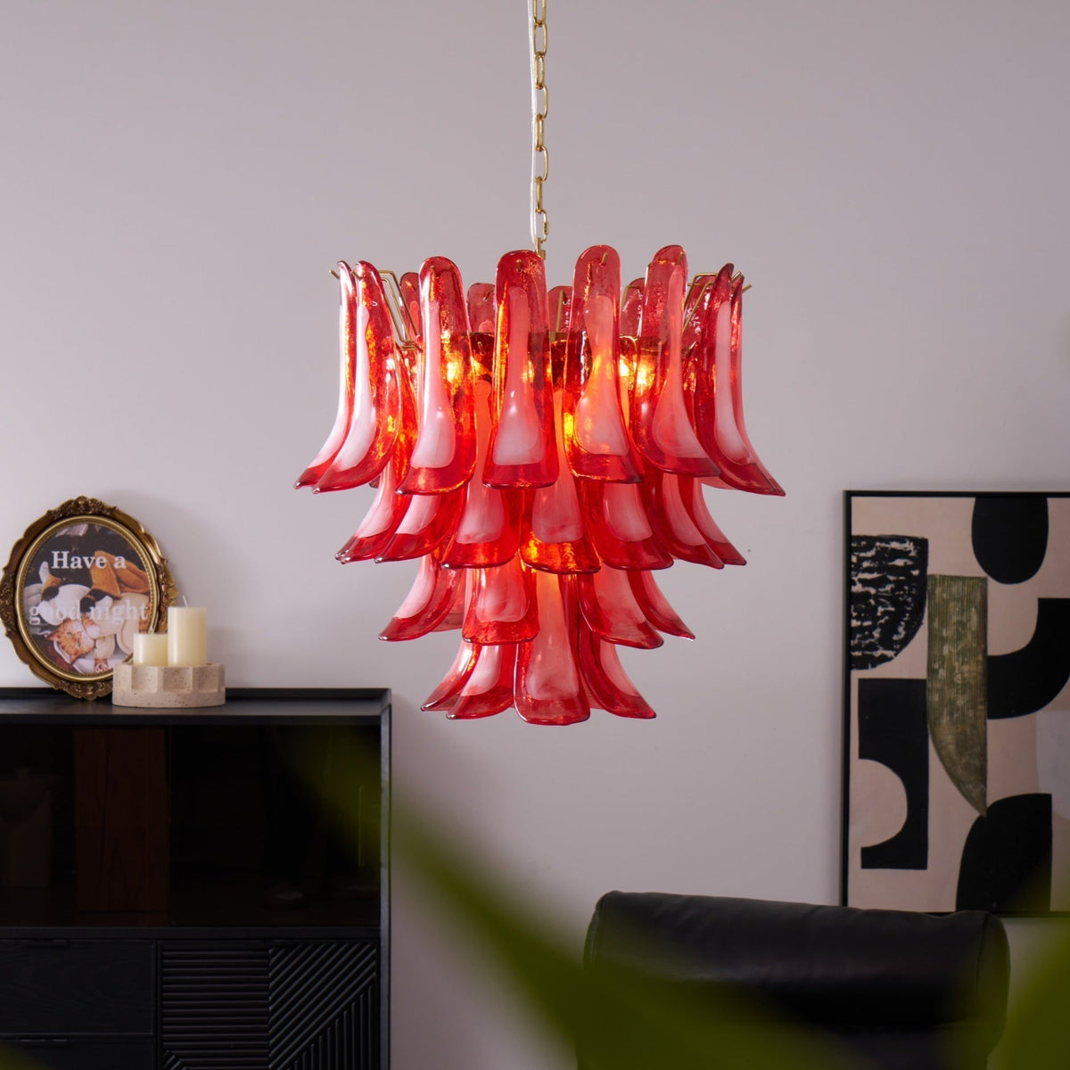 Lustre artístico em vidro de pétalas vermelhas dispostas em camadas Celarine