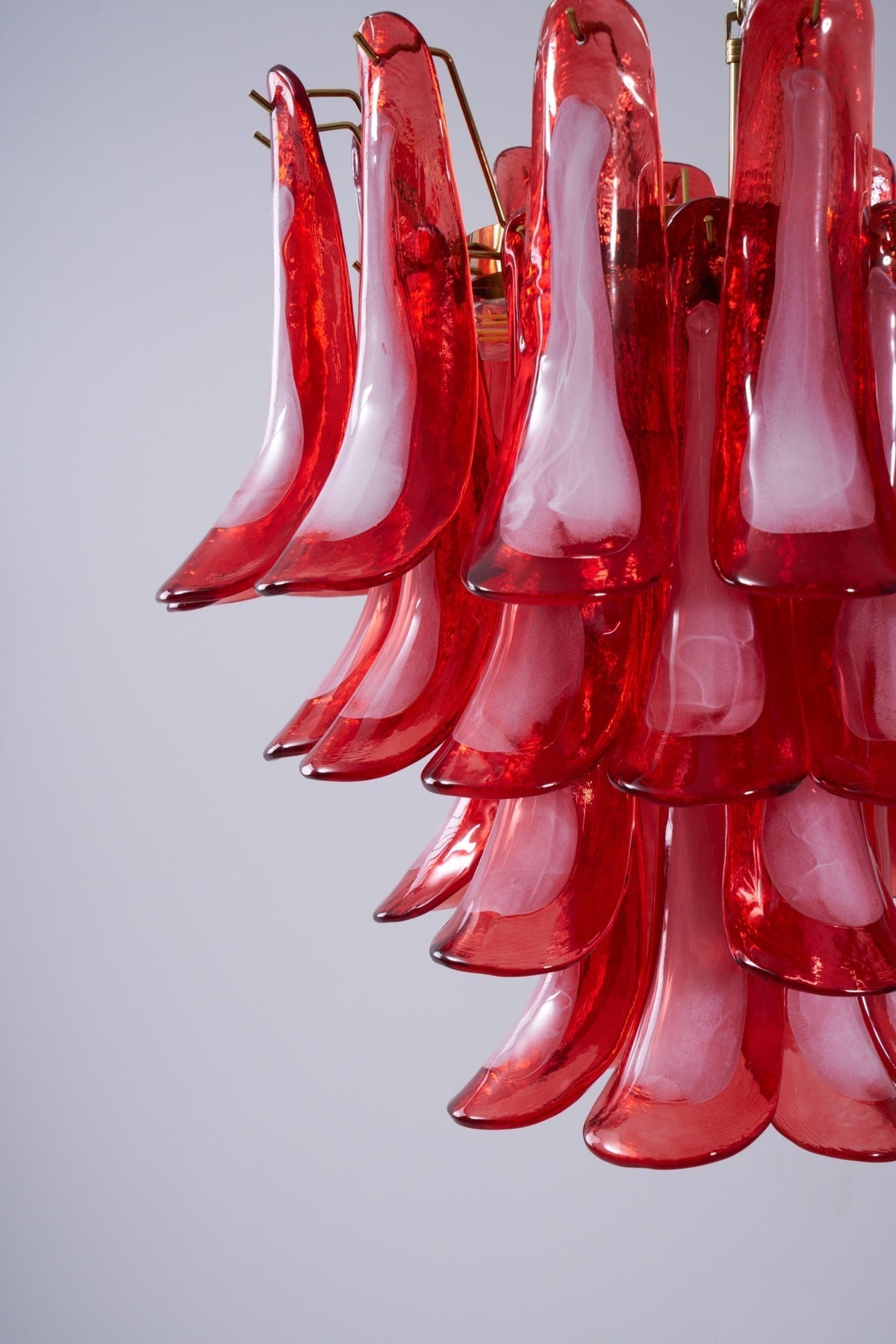 Lustre artístico em vidro de pétalas vermelhas dispostas em camadas Celarine
