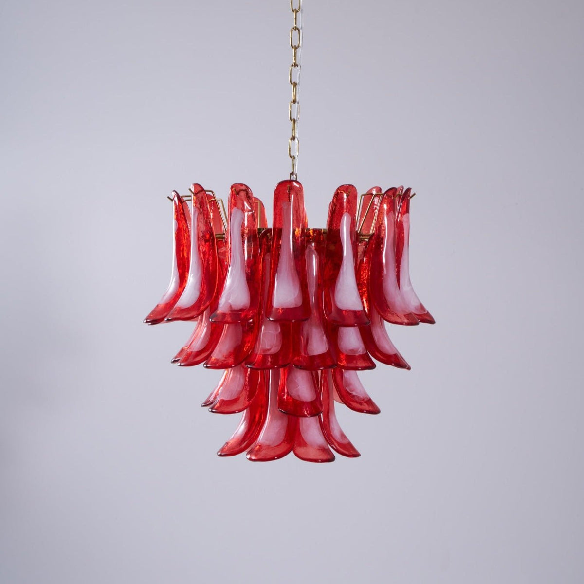 Lustre artístico em vidro de pétalas vermelhas dispostas em camadas Celarine