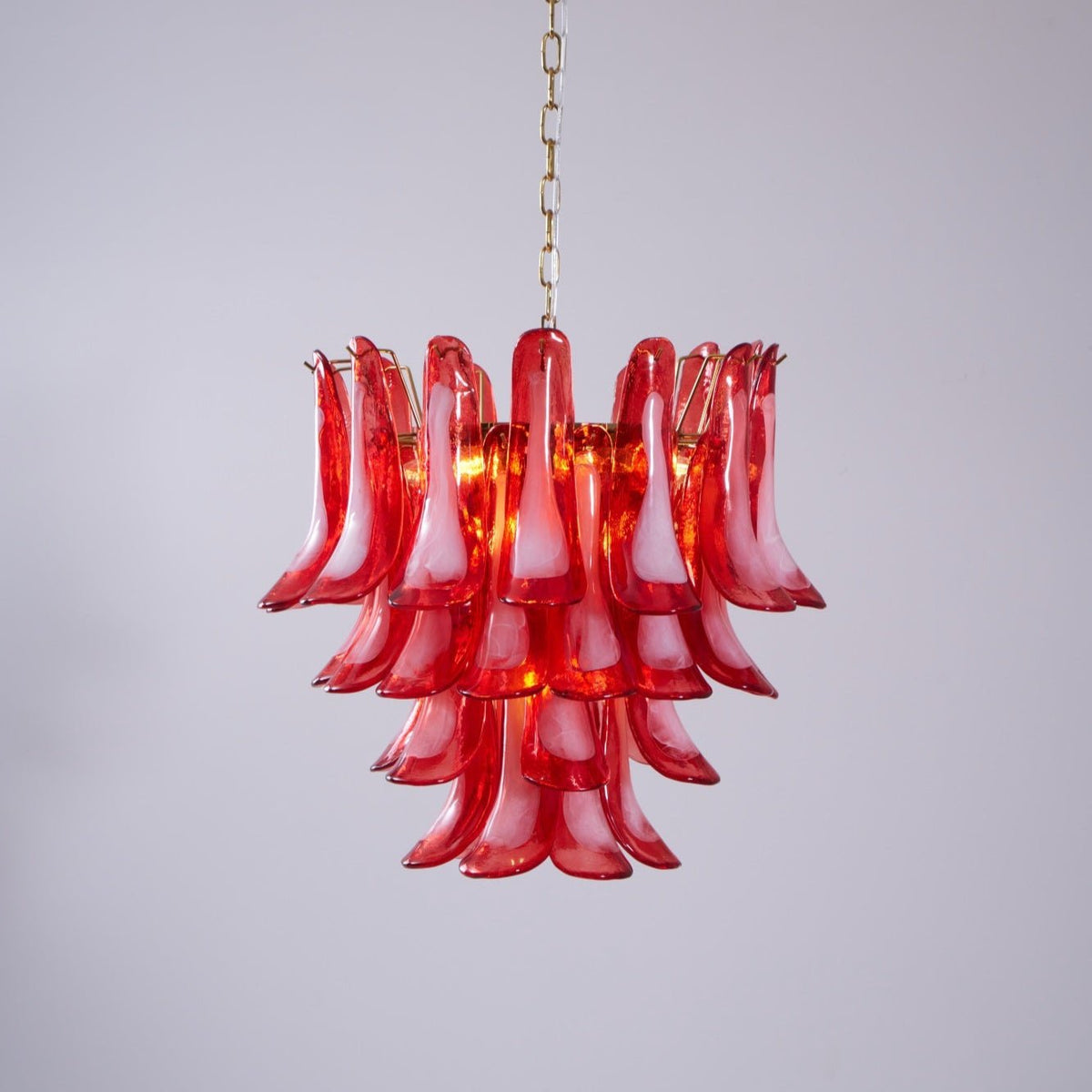 Lustre artístico em vidro de pétalas vermelhas dispostas em camadas Celarine