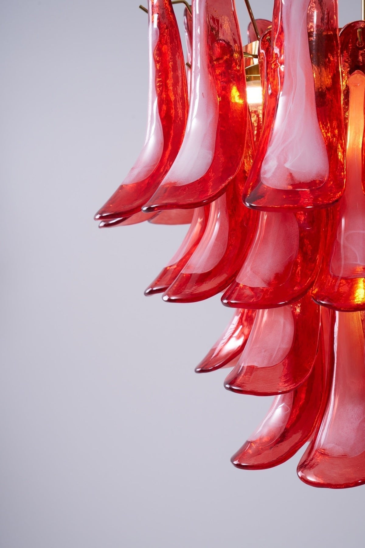 Lustre artístico em vidro de pétalas vermelhas dispostas em camadas Celarine