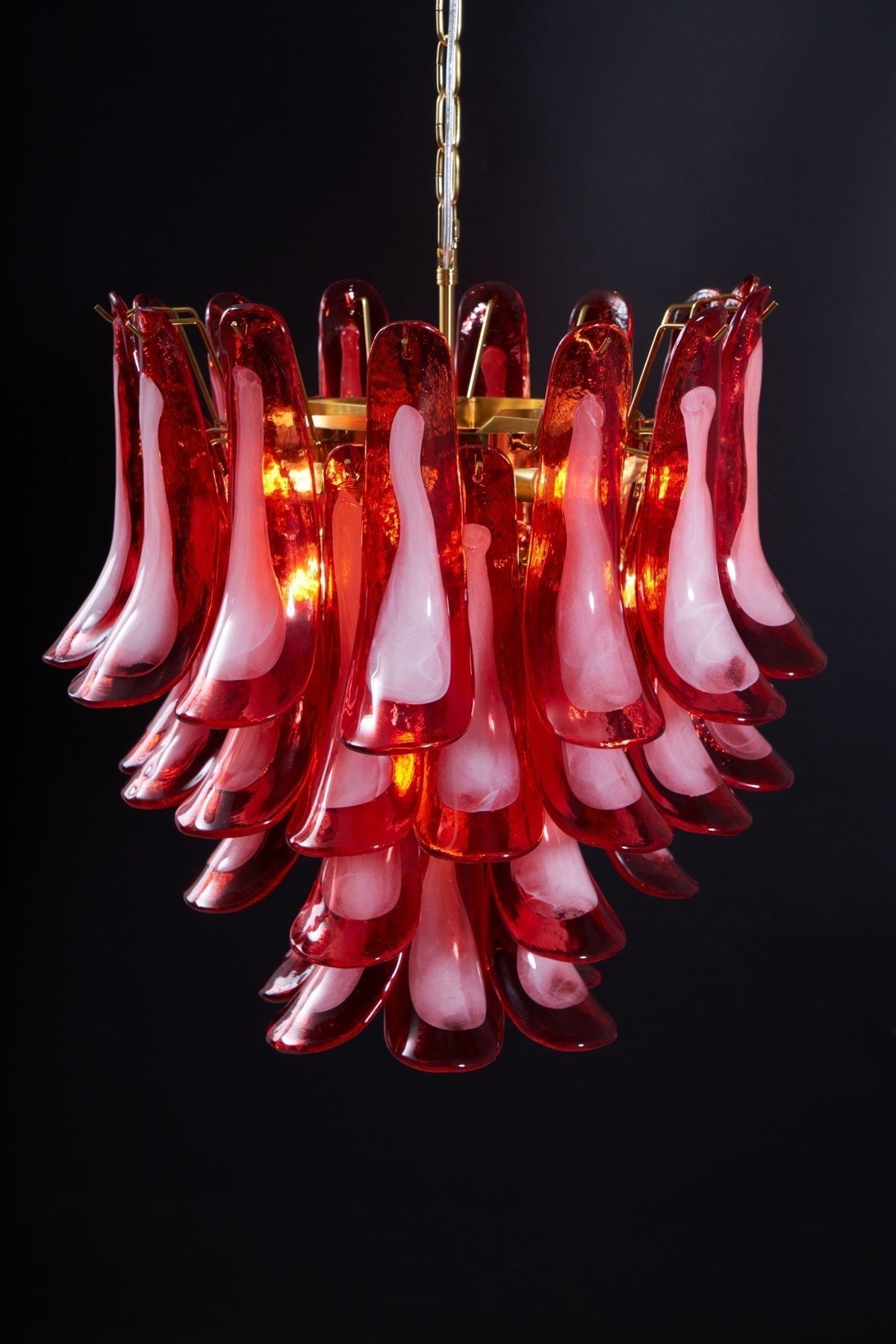 Lustre artístico em vidro de pétalas vermelhas dispostas em camadas Celarine