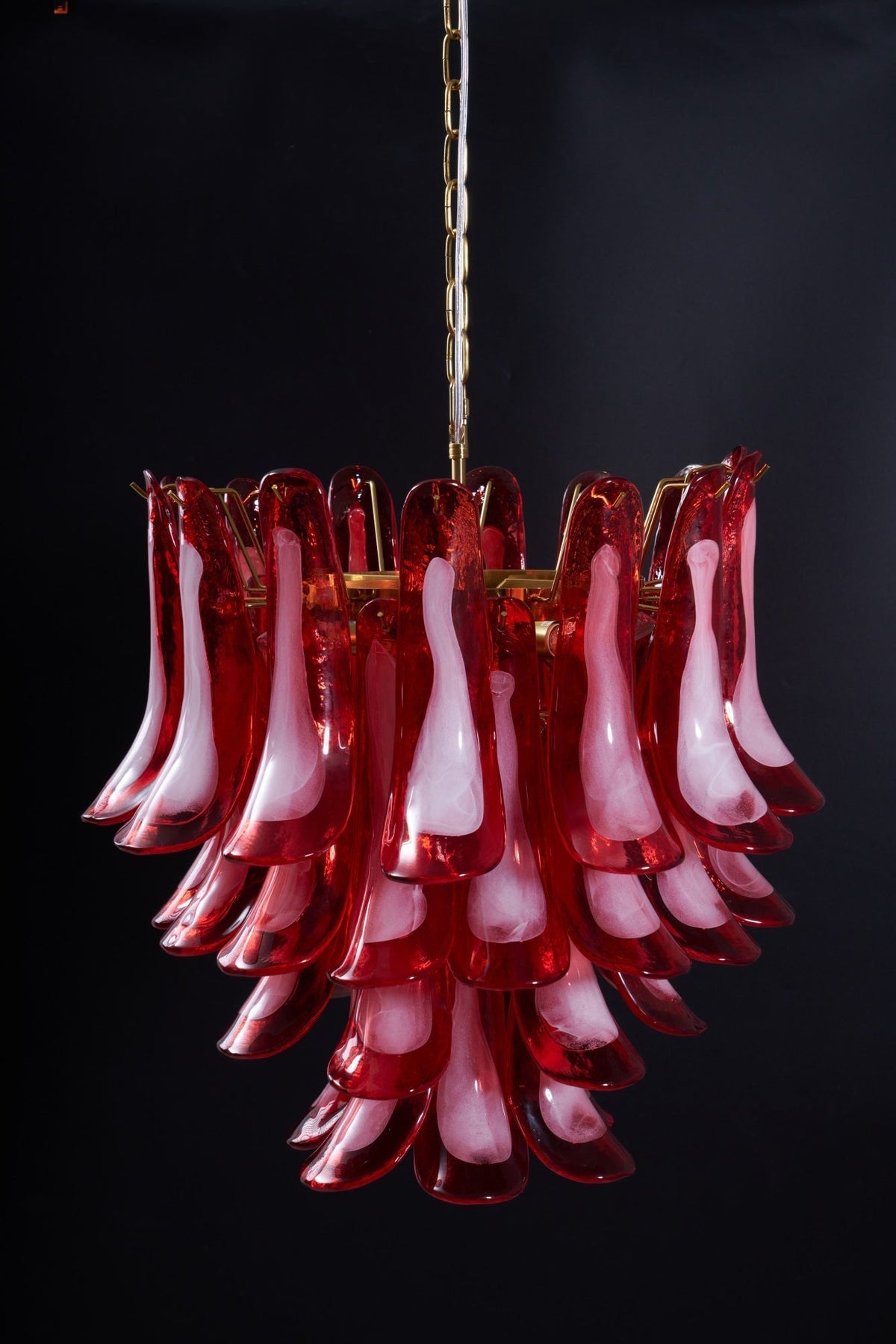 Lustre artístico em vidro de pétalas vermelhas dispostas em camadas Celarine