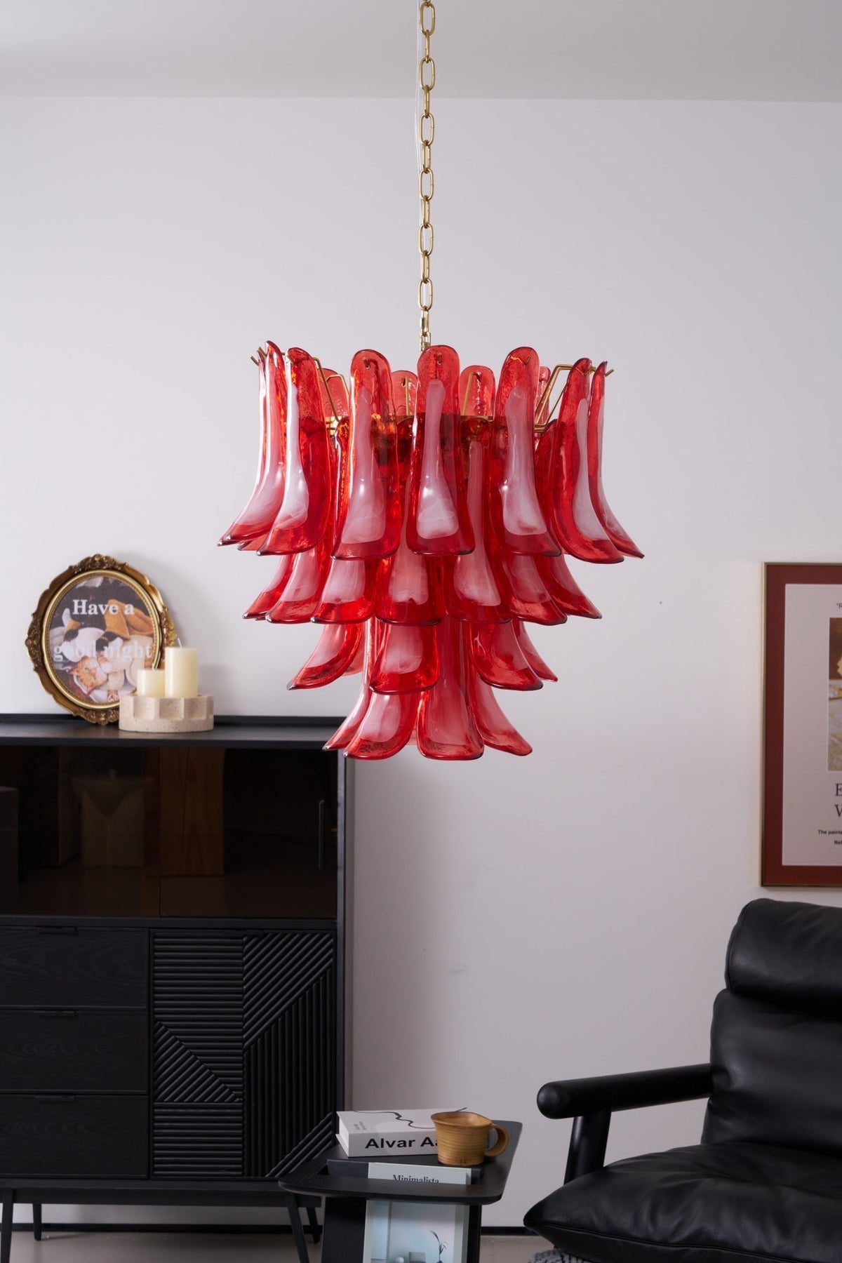 Lustre artístico em vidro de pétalas vermelhas dispostas em camadas Celarine