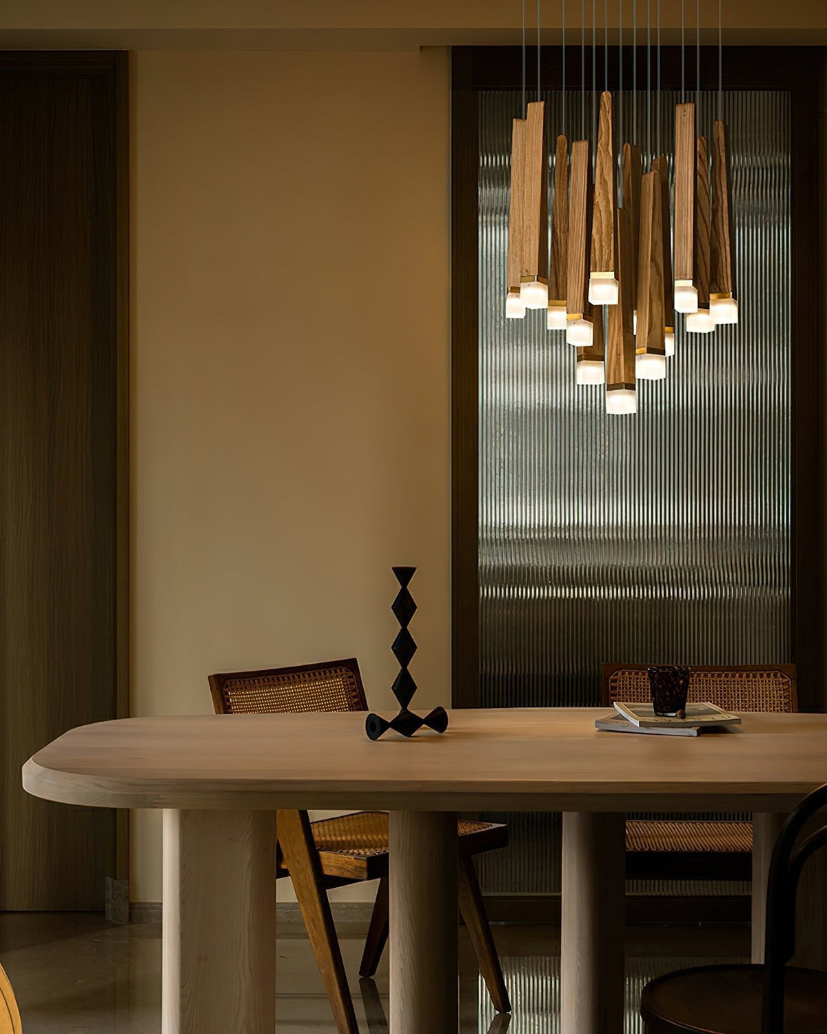 Sylielle ljuskrona i trä med vedpinneinspirerad design