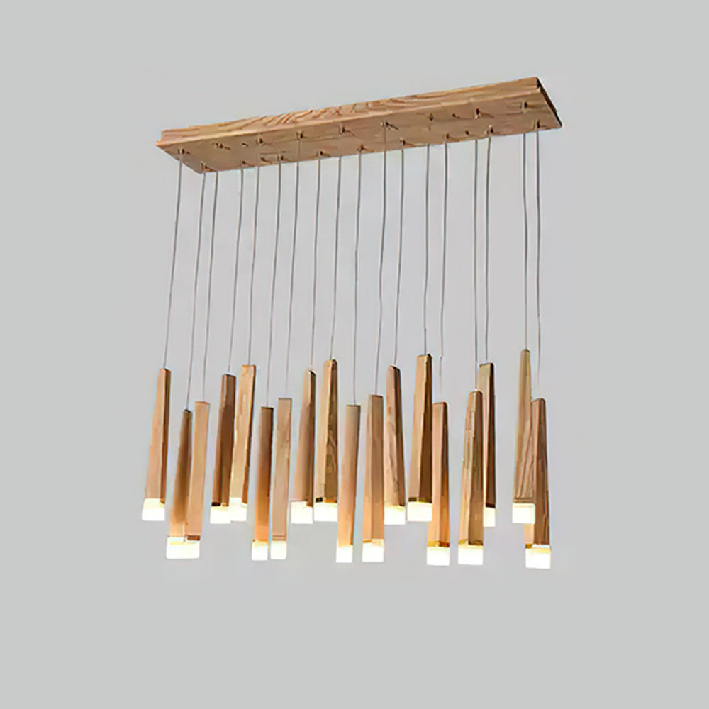 Sylielle ljuskrona i trä med vedpinneinspirerad design