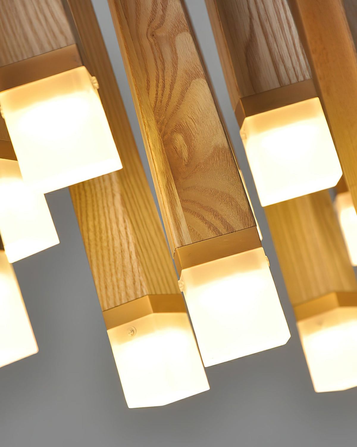 Sylielle ljuskrona i trä med vedpinneinspirerad design