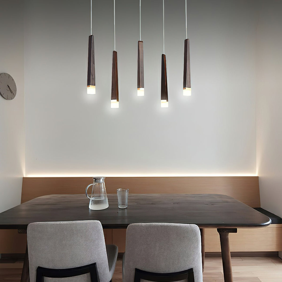 Sylielle ljuskrona i trä med vedpinneinspirerad design